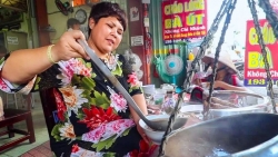 Du khách Mỹ thích thú thưởng thức món chào lòng độc đáo của Việt Nam