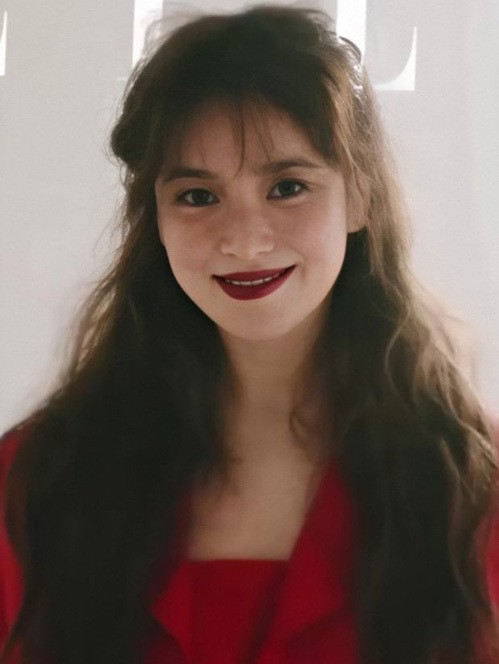 Khi chụp ảnh tạp chí Elle hồi tháng 4 năm ngoái, mỹ nhân Hàn từng gây tranh cãi vì để tóc xoăn xù, tô son thẫm.