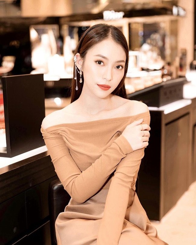 Phong cách trang nhã, cuốn hút của MC Khánh Vy dẫn Đường lên đỉnh Olympia