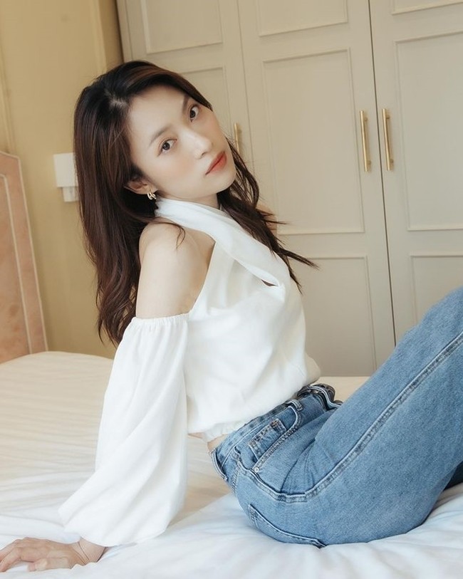 Phong cách trang nhã, cuốn hút của MC Khánh Vy dẫn Đường lên đỉnh Olympia