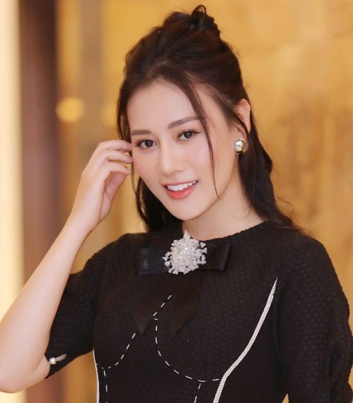 Nhan sắc Phương Oanh thăng hạng theo năm tháng
