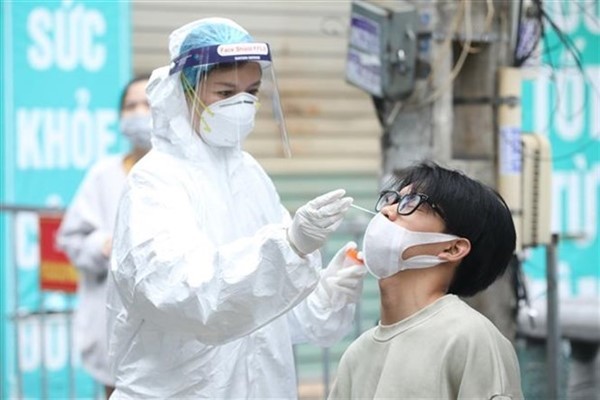 Nhân viên y tế lấy mẫu xét nghiệm COVID-19 cho người dân xã Ninh Hiệp. (Nguồn: gialam.hanoi.gov.vn)