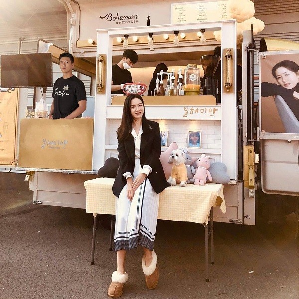 Son Ye Jin khoe ảnh bên xe cà phê và viết những lời cảm kích: 'Cảm ơn các bạn. Tôi đã nếm tất cả những ly latte, cafe, bánh churros và xúc xích thơm ngon này. Nhân viên của chúng tôi cũng nói họ rất thích các món ăn đó. Yêu các bạn'. Món quà Son Ye Jin được tặng là một xe cafe và đồ ăn nhẹ mà fan gửi đến phim trường 'Thirty Nine' đài JTBC, nơi cô đang quay những cảnh mới. (Nguồn: Twitter)