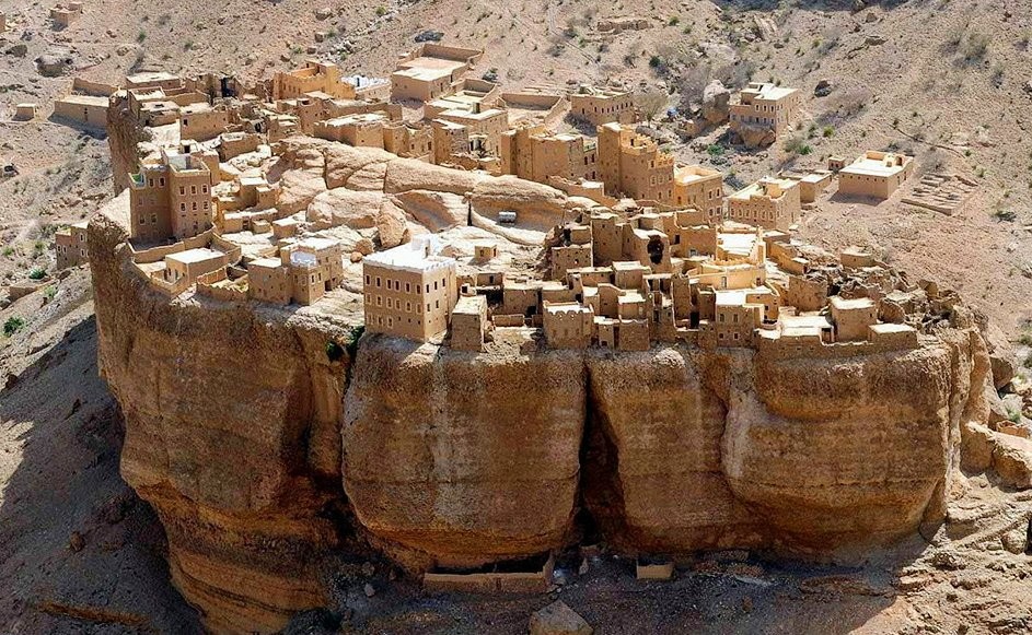 Ngôi làng kỳ lạ với những ngôi nhà xây từ gạch bùn trên tảng đá cao 150m, chỉ khoảng 17 người sinh sống