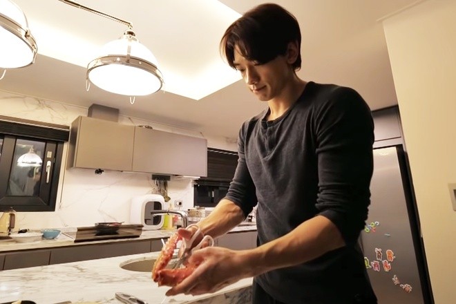 Hôn nhân bền chặt của Kim Tae Hee - Bi Rain suốt những năm qua cũng như cách nắm tay tình tứ