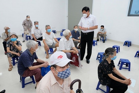 Người dân Hà Nội xếp hàng đợi tiêm vaccine phòng COVID-19. (Nguồn: CAND)