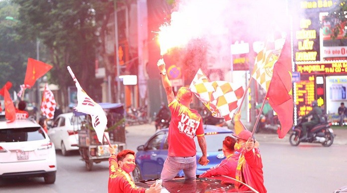 Đặt niềm tin lớn vào đội tuyển Việt Nam, người hâm mộ diễu hành đến sân Mỹ Đình