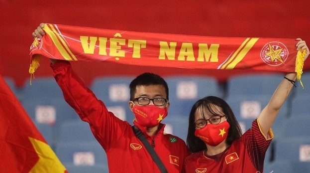 Đặt niềm tin lớn vào đội tuyển Việt Nam, người hâm mộ diễu hành đến sân Mỹ Đình