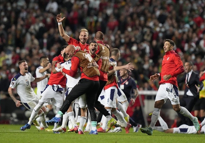 Ở bảng A, Serbia giành chiến thắng quan trọng 2-1 trước Bồ Đào Nha ở lượt trận cuối cùng để giành ngôi đầu bảng 20 điểm cùng tấm vé dự World Cup 2022. Bồ Đào Nha đứng thứ hai với 17 điểm và chờ loạt trận play-off. (Nguồn: AP)
