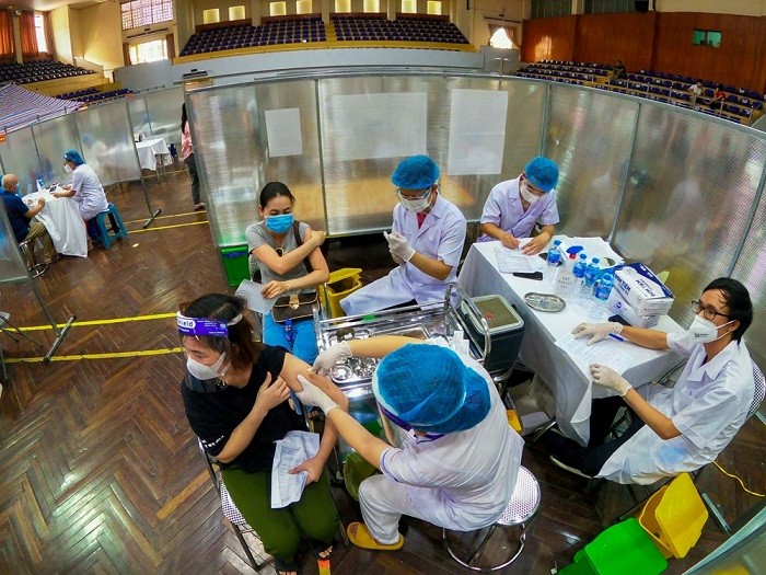 Nhân dân tới tiêm vaccine phòng Covid-19 đều thực hiện nghiêm quy trình tiêm chủng, khám sàng lọc và theo dõi chặt chẽ sau tiêm.