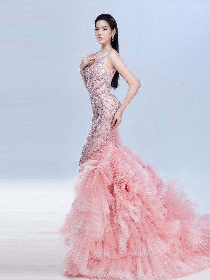Loạt váy áo Đỗ Thị Hà mang đến Miss World 2021