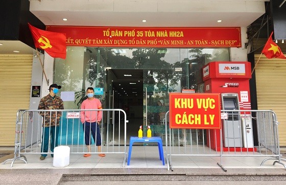 Tạm thời phong tỏa tòa HH2A, chung cư Linh Đàm do có ca mắc Covid-19. (Nguồn: Hà Nội mới)