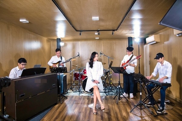 Văn Mai Hương ra MV mới tri ân thầy cô và bạn bè Văn Mai Hương ra MV mới tri ân thầy cô và bạn bè