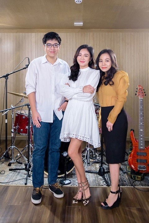 Văn Mai Hương ra MV mới tri ân thầy cô và bạn bè Văn Mai Hương ra MV mới tri ân thầy cô và bạn bè