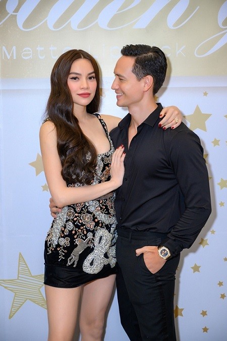 Thời trang tương xứng đẹp đôi Hồ Ngọc Hà bên Kim Lý