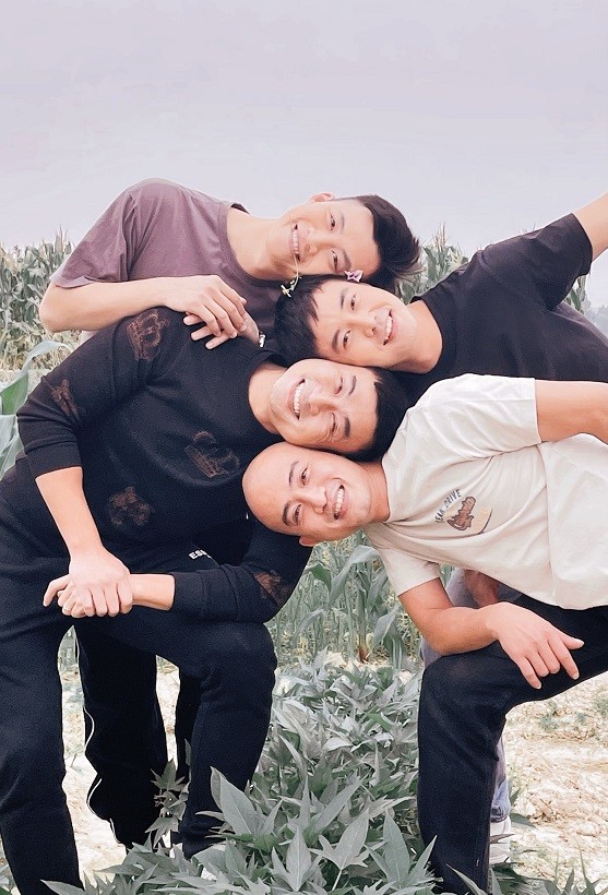 Phố trong làng: Loạt ảnh hậu trường hài hước không có trên phim