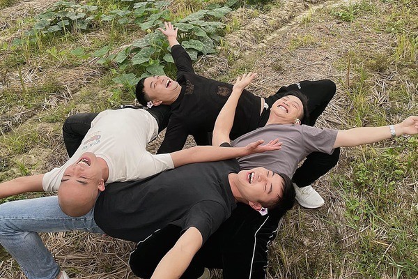 Phố trong làng: Loạt ảnh hậu trường hài hước không có trên phim