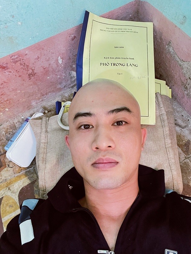 Phố trong làng: Loạt ảnh hậu trường hài hước không có trên phim