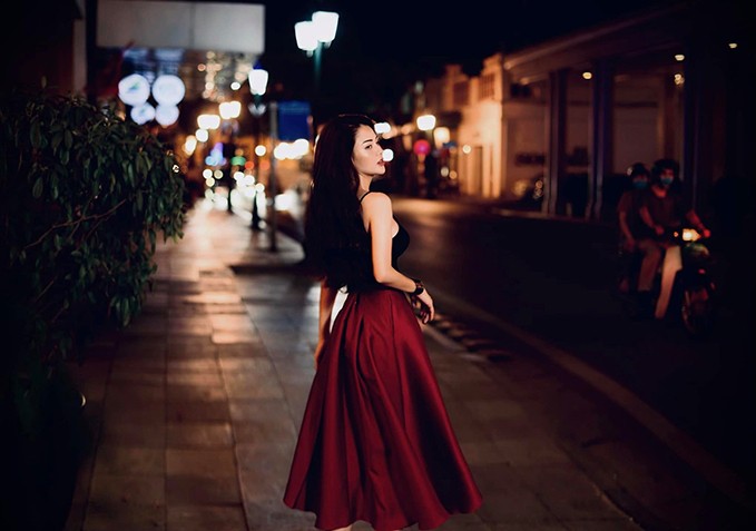 Diễn viên Lương Thu Trang nhỏ nhắn, nổi bật với trang phục màu đen - đỏ