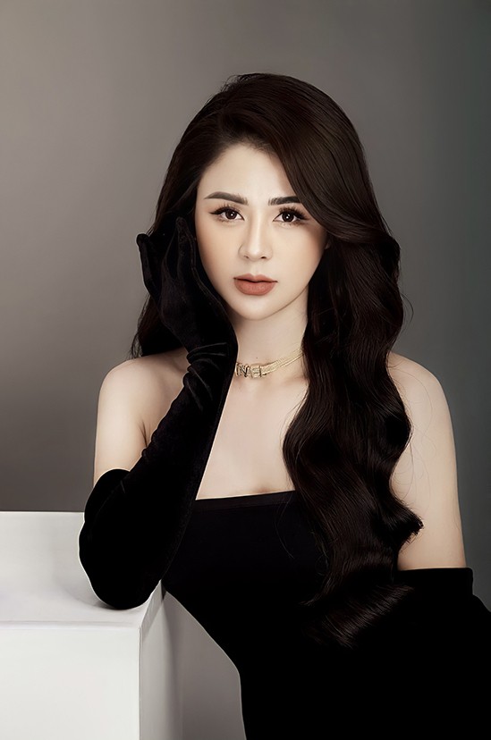 Diễn viên Lương Thu Trang nhỏ nhắn, nổi bật với trang phục màu đen - đỏ