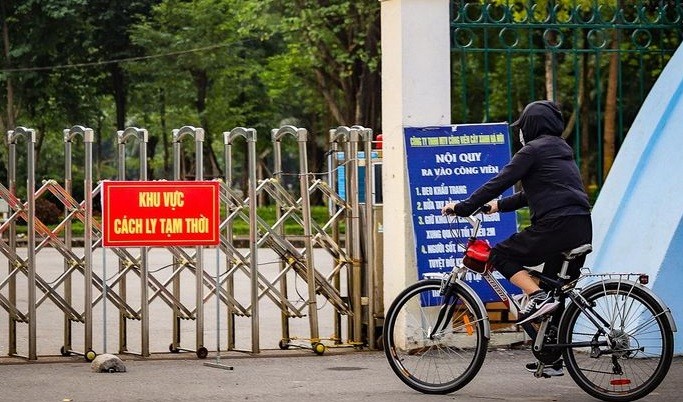 Lực lượng chức năng phong tỏa công viên Cầu Giấy do có 4 F0 đến chơi. (Ảnh: Trung Nguyên/Báo Tin tức).