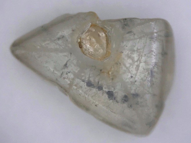 Tìm thấy viên kim cương lồng trong kim cương có tuổi đời 1.400 triệu năm