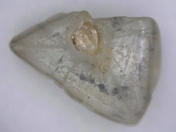 Australia: Viên kim cương lồng trong kim cương có tuổi đời 1.400 triệu năm màu tím hiếm gặp