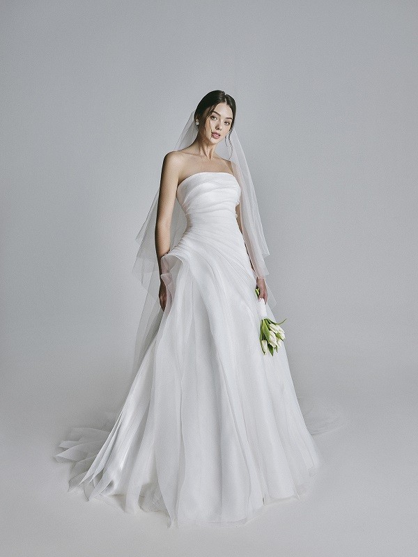 Sau dàn hoa hậu nổi tiếng của làng giải trí Việt, Dianka Zakhidova là nhân vật được chọn thể hiện các mẫu váy cưới của Lê Thanh Hòa.