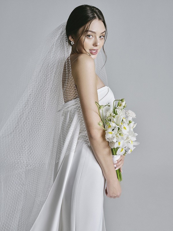 Bạn gái thủ môn Bùi Tiến Dũng gợi ý váy cưới từ nhà mẫu Lê Thanh Hòa