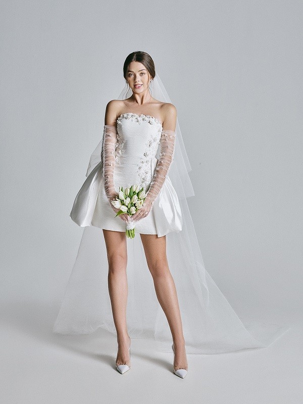 Bạn gái thủ môn Bùi Tiến Dũng gợi ý váy cưới từ nhà mẫu Lê Thanh Hòa