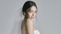 Bạn gái thủ môn Bùi Tiến Dũng gợi ý váy cưới như cổ tích từ nhà mốt Lê Thanh Hòa