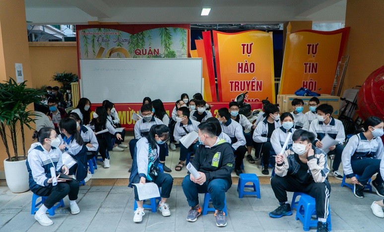 Nhiều trường THCS tại Hà Nội tiêm vaccine ngừa Covid-19 cho học sinh lớp 9 trong sáng 27/11. (Ảnh: Phạm Tuấn)