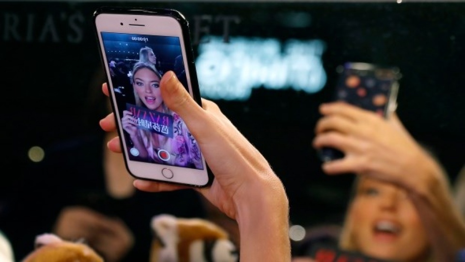 dien thoai man hinh lon se giup thi truong smartphone on dinh