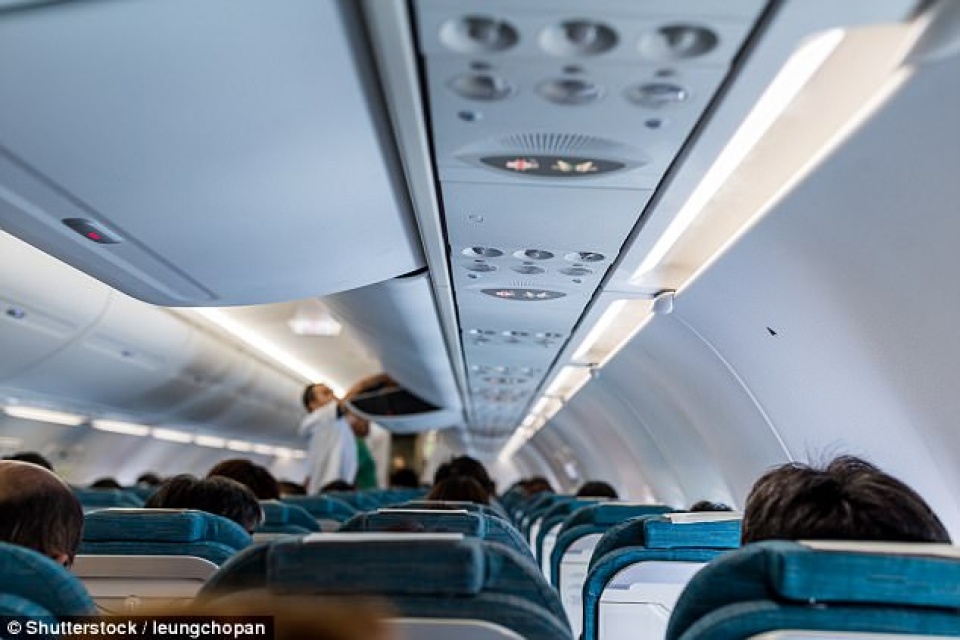 bi ma t cho ngo i tren may bay duoc tie p vien uu da i nhat