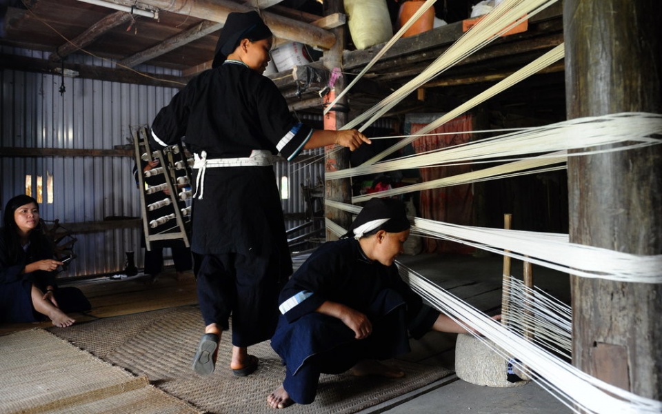 ky thuat lam vai cua nguoi dan toc thieu so viet len bao my