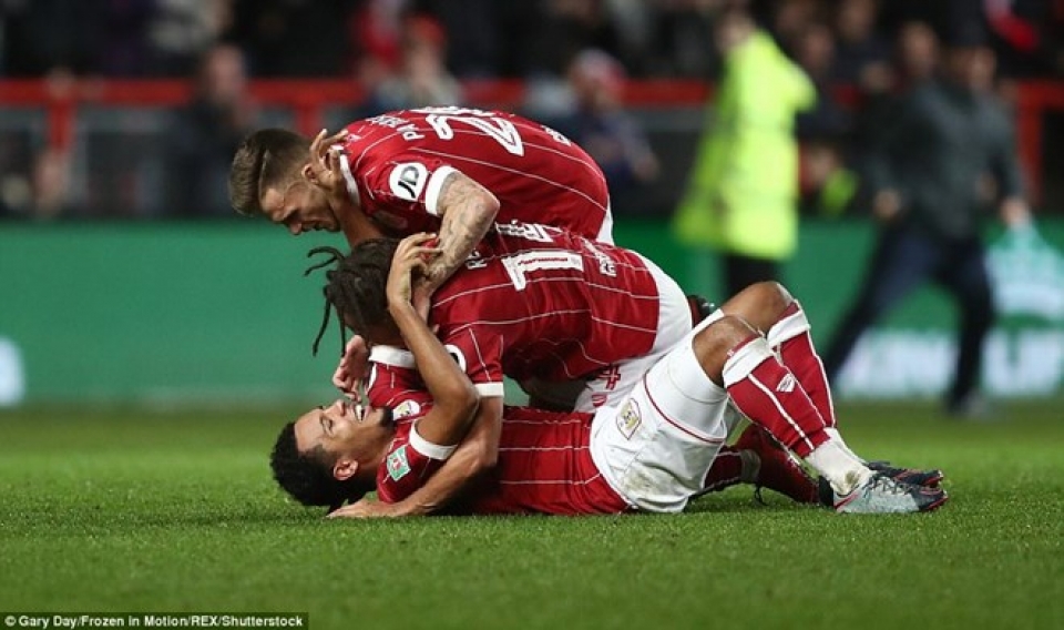 doi bong hang nhat bristol bien manchester united thanh cuu vuong