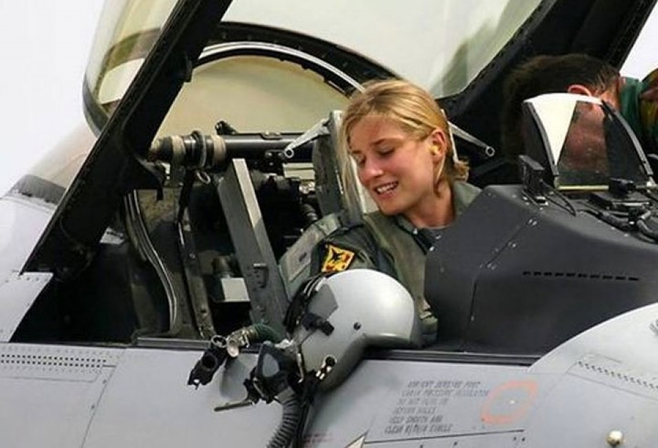 nhung bong hong hiem hoi lai may bay chien dau