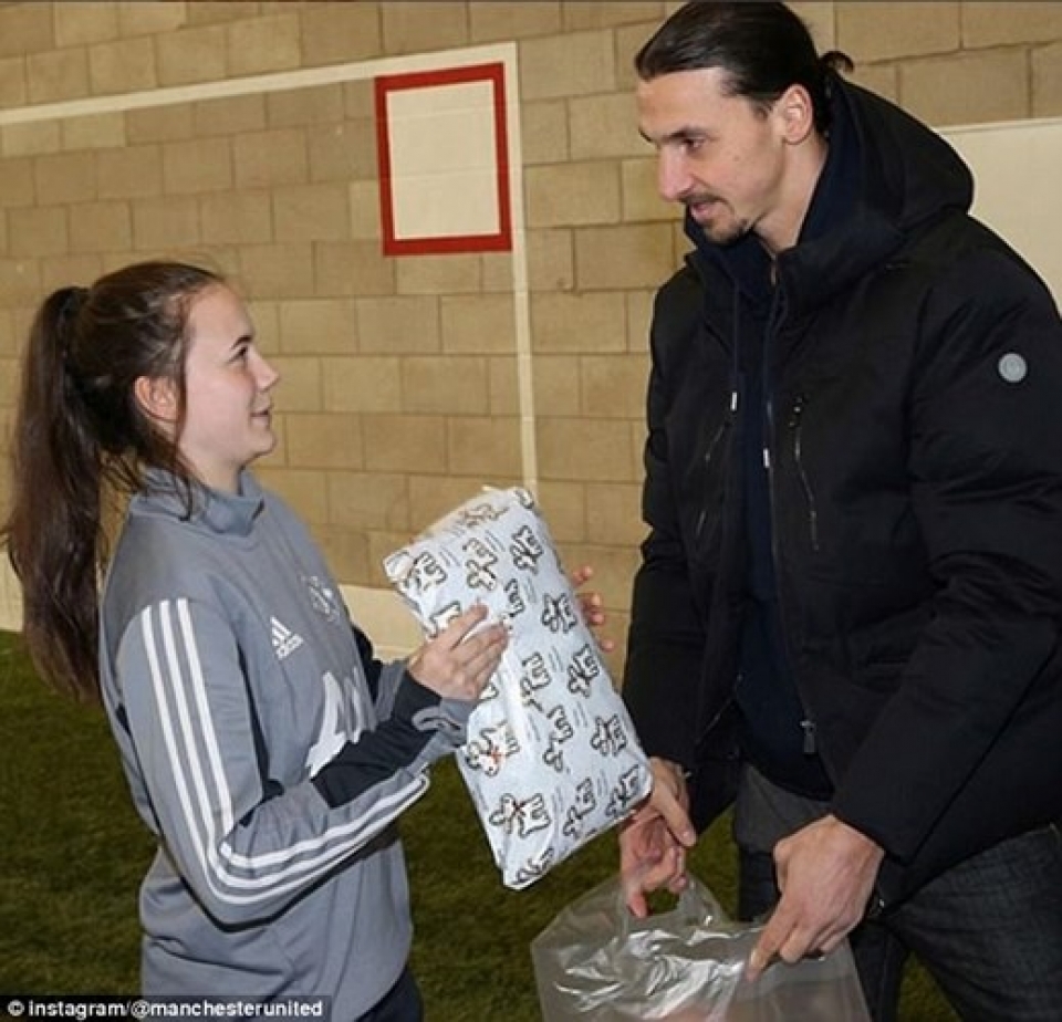 zlatan ibrahimovic sam vai ong gia noel di phat qua giang sinh