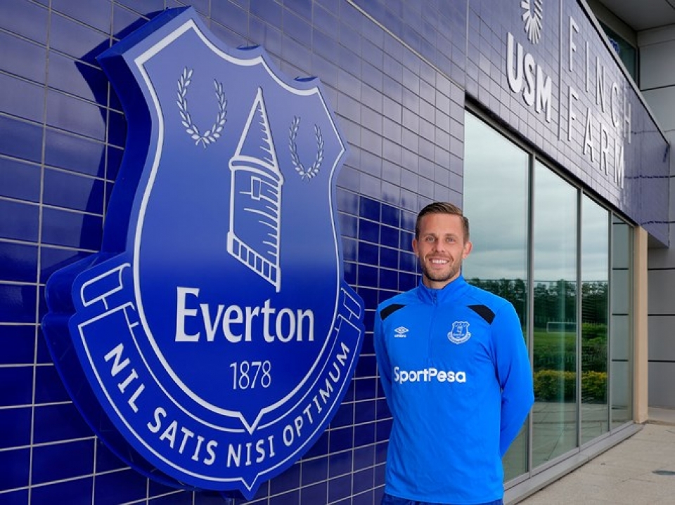 nhung hop dong chuyen nhuong bom tan trong nam 2017