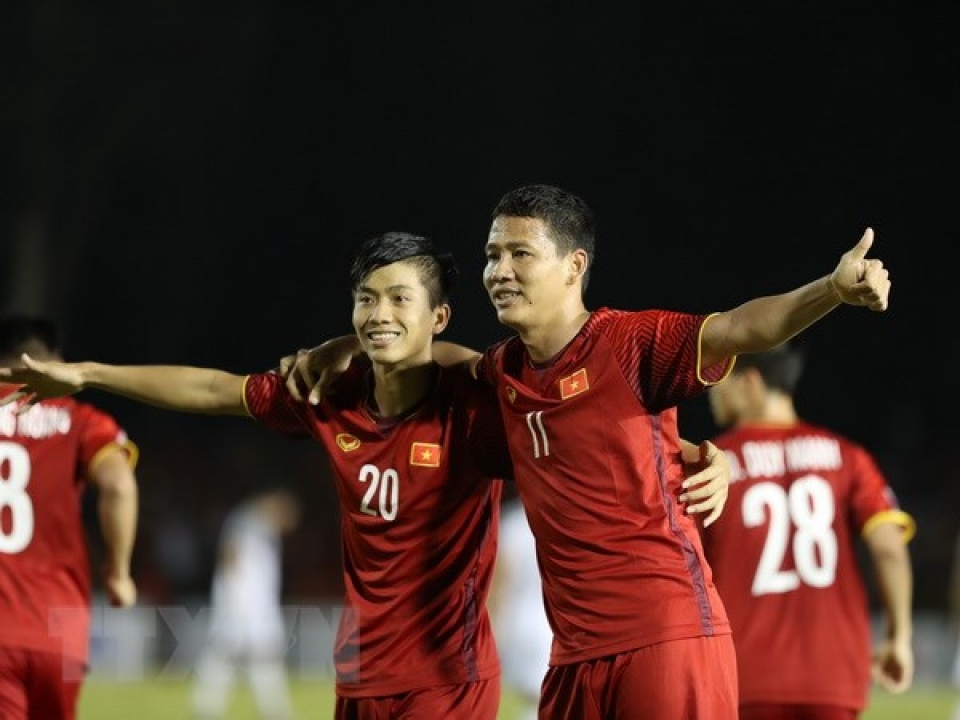 van duc va anh duc duoc cau lac bo thai lan san don