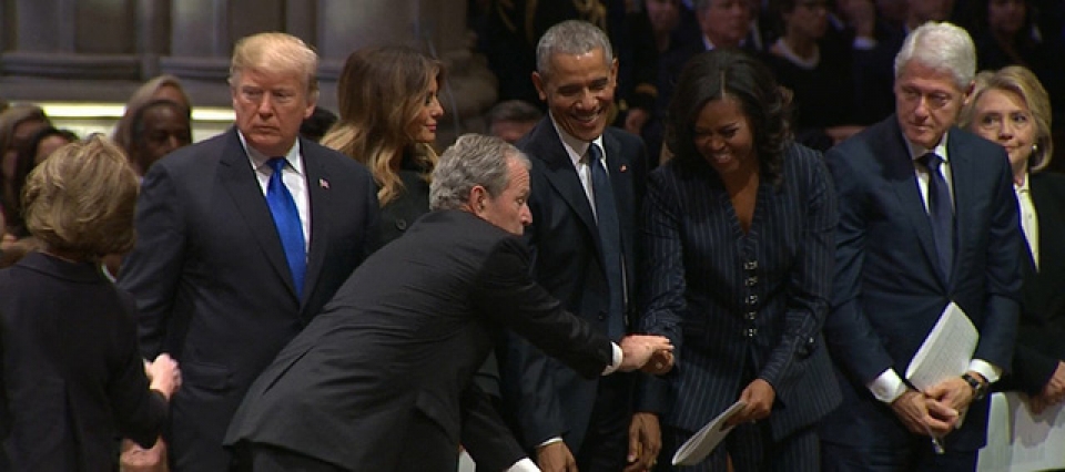 Khoảnh khắc gây chú ý của cựu Tổng thống Bush “con” trong tang lễ cha khoanh khac gay chu y cua cuu tong thong bush con trong tang le cha