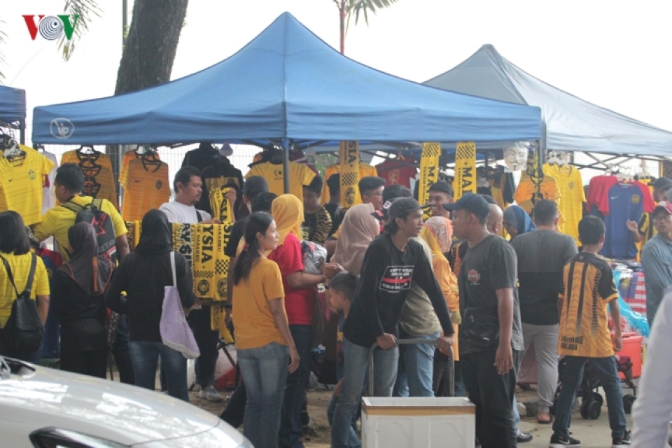 truoc gio g co dong vien malaysia do ve chao lua bukit jalil