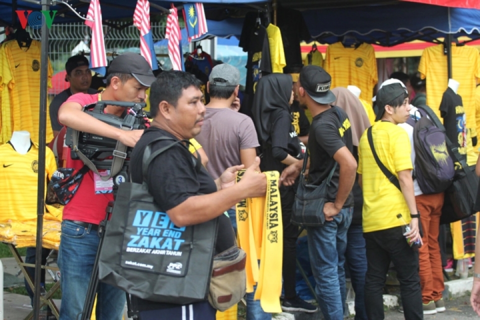 truoc gio g co dong vien malaysia do ve chao lua bukit jalil