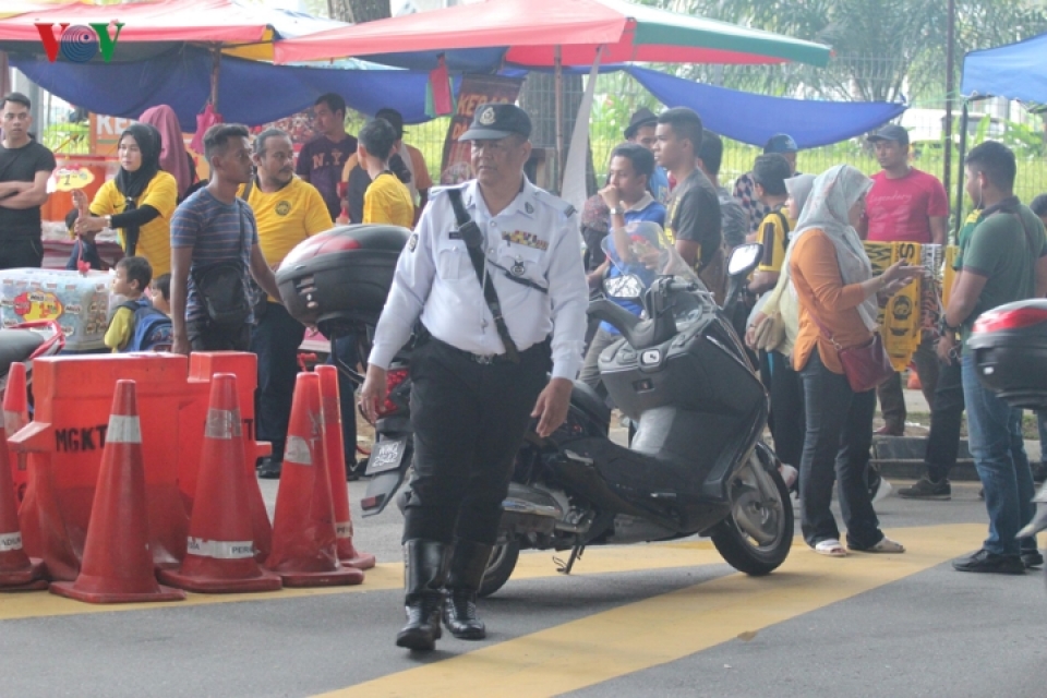 truoc gio g co dong vien malaysia do ve chao lua bukit jalil