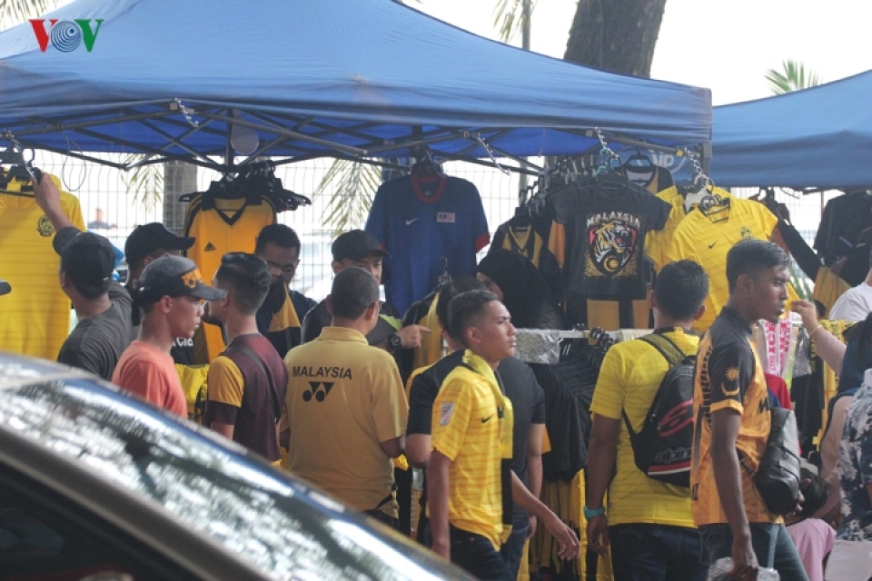 truoc gio g co dong vien malaysia do ve chao lua bukit jalil