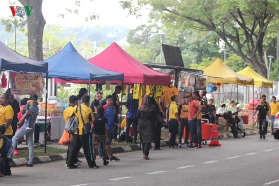 truoc gio g co dong vien malaysia do ve chao lua bukit jalil