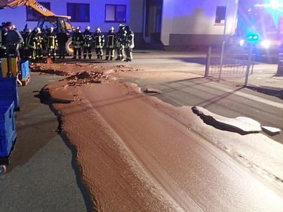 duc chocolate bat ngo tran ra duong pho gan nha may banh keo