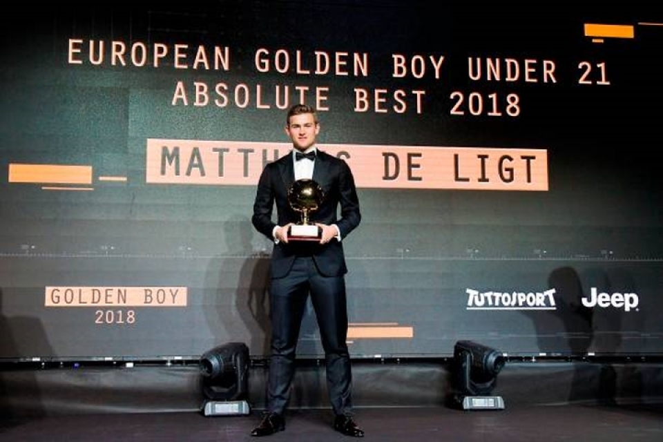 hau ve matthijs de ligt rang ro trong ngay nhan giai cau be vang 2018