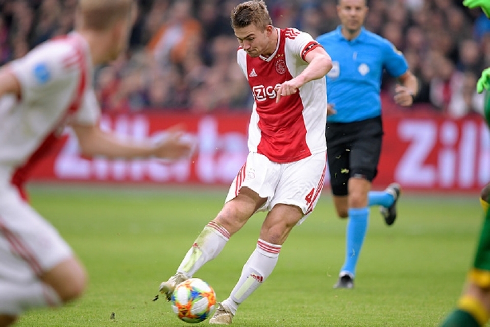 hau ve matthijs de ligt rang ro trong ngay nhan giai cau be vang 2018