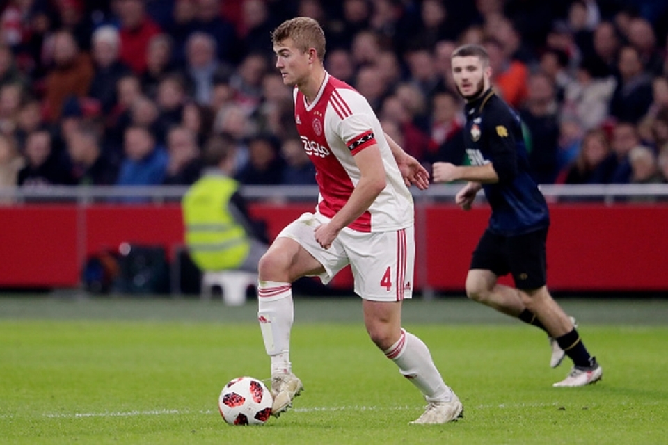 hau ve matthijs de ligt rang ro trong ngay nhan giai cau be vang 2018